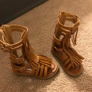 Little girls gladiator sandals. 5/6